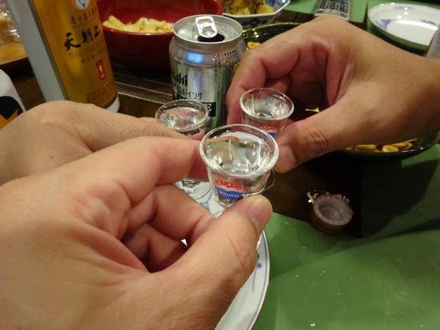 年轻人上桌,白酒慌了?