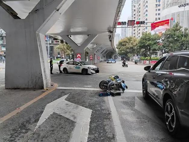 江苏一男子骑车撞站台身亡，家属：公交站台设计不合理