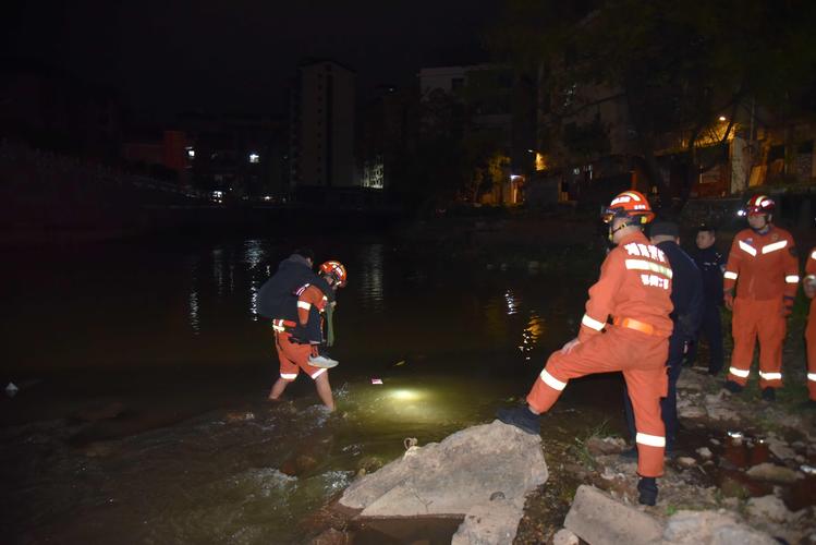 云南一河道涨水致4人遇难,包括3名救援人员和1名被困者